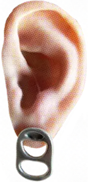 une oreille avec une coucle d'oreille en décapsuleur