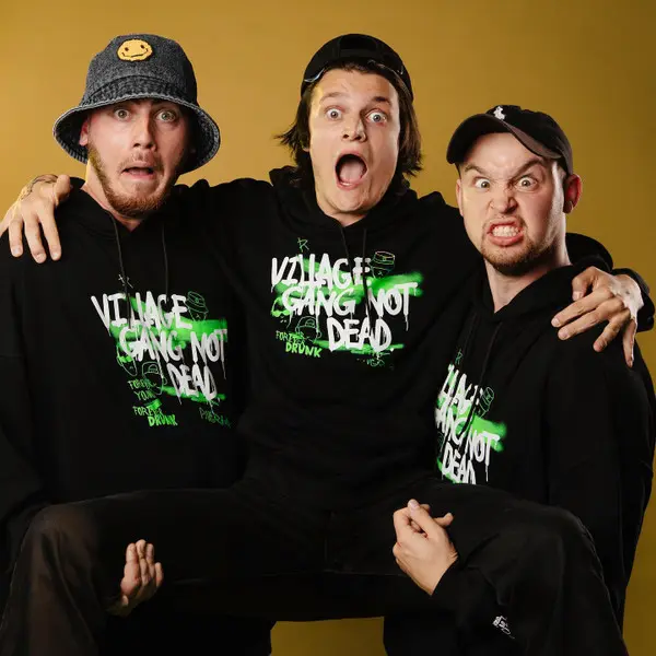 Les artistes de Russian Village Boys habillés avec leur propre marque