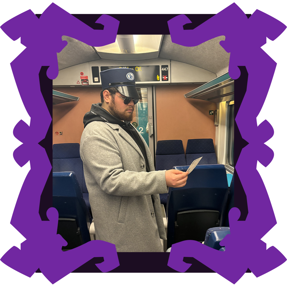 une photo de Maxime Baldan déguisé en contrôleur dans un train