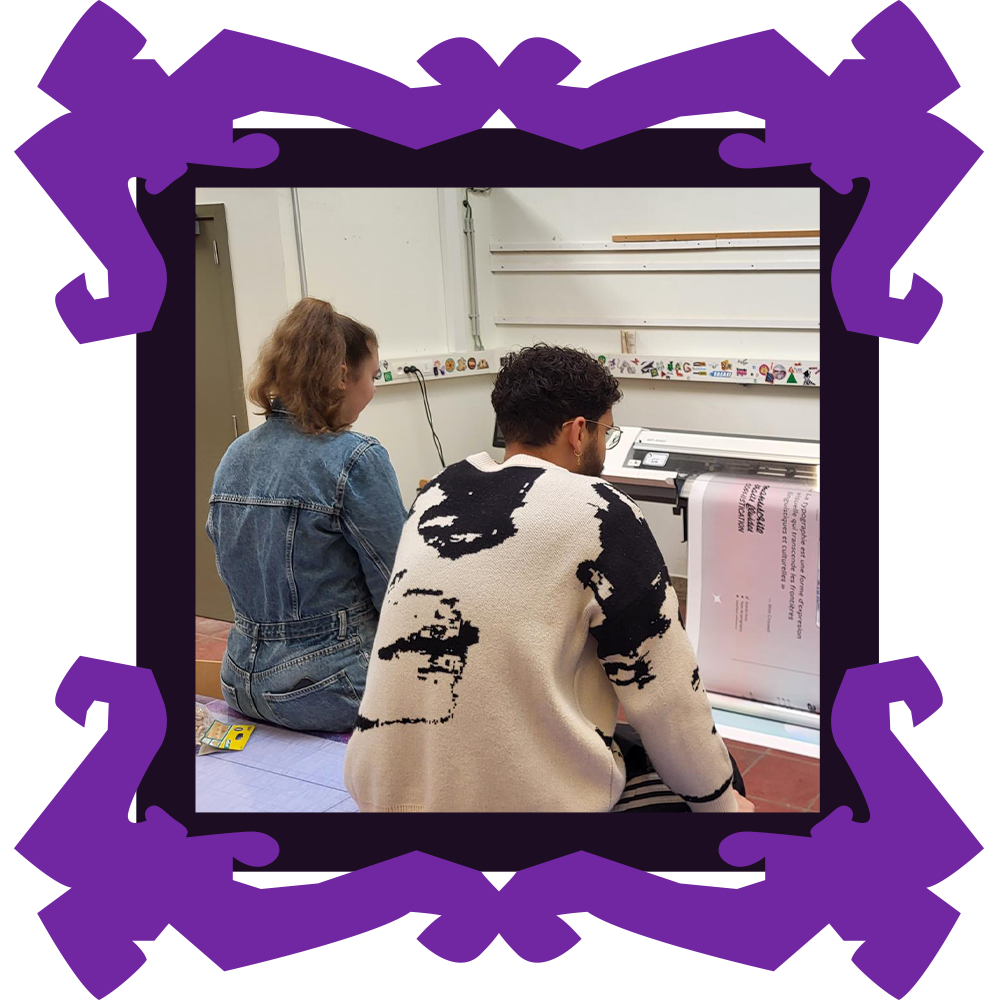 une photo de Alice Derriks et Fayssal Bidari qui regardent l'affiche du projet rux en train d'être imprimée